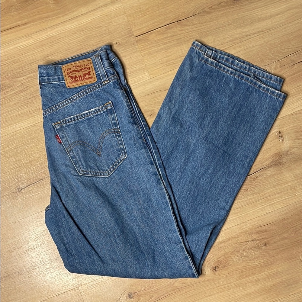 Levi's High Waisted Straight. Size 26.‎ Ripped Knees. GUC.